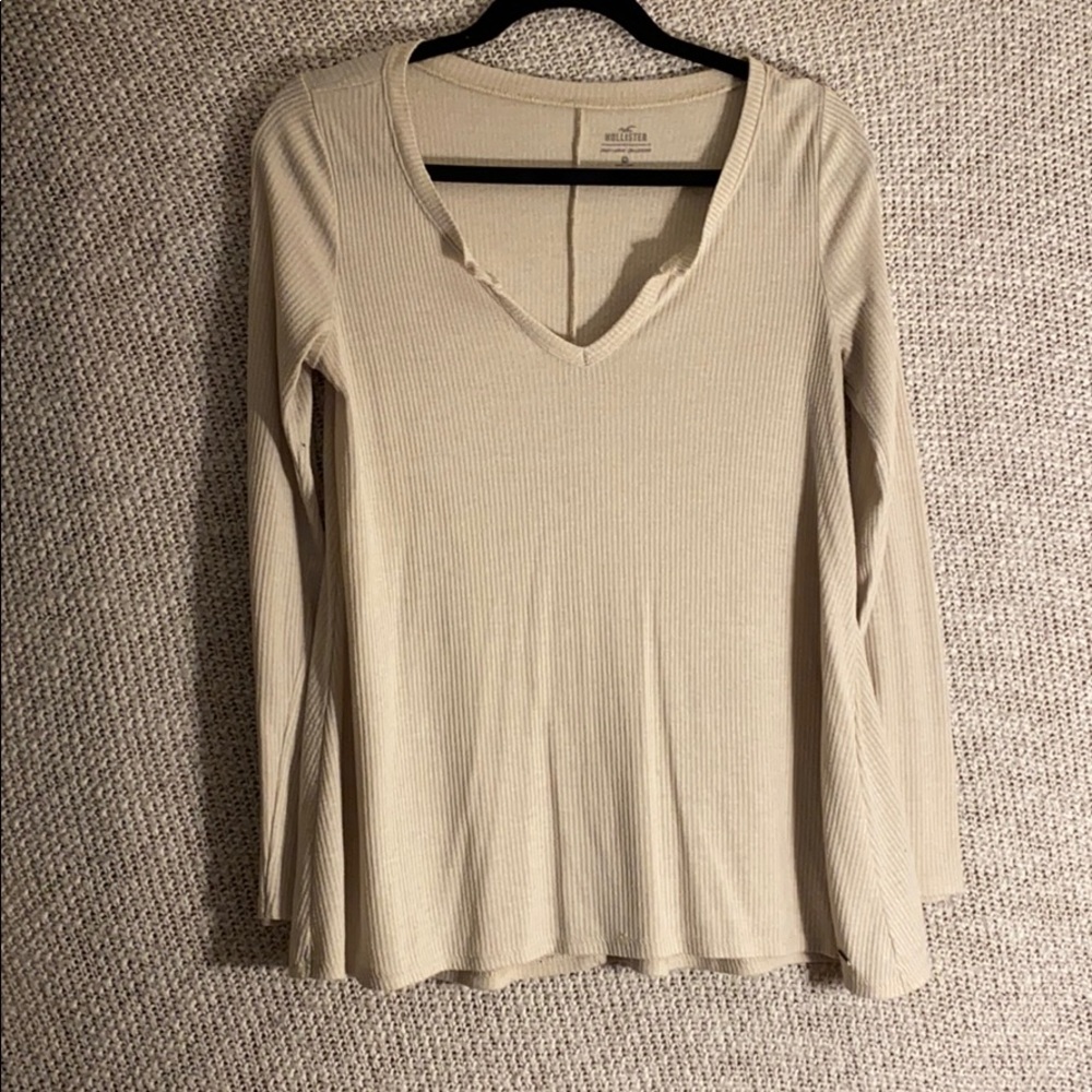 Hollister (M) Cream Knit V-Neck Long Sleeved Shirt